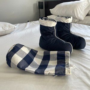 HASTENS Down Boots Blue size Medium. NEW NEVER USED